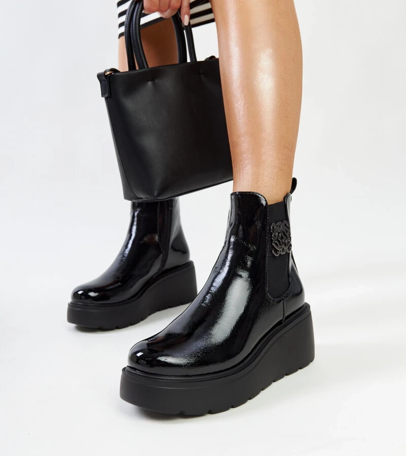 Čierne vypolstrované topánky na platforme lakované Sarkisa