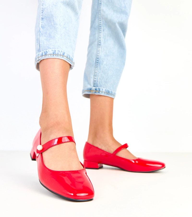 Červené lakované lodičky na podpätku s remienkom Saga