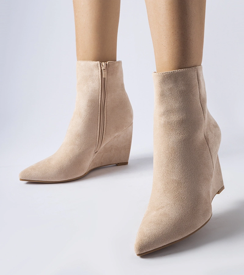 Beige špicaté členkové čižmy na platforme Aprutino