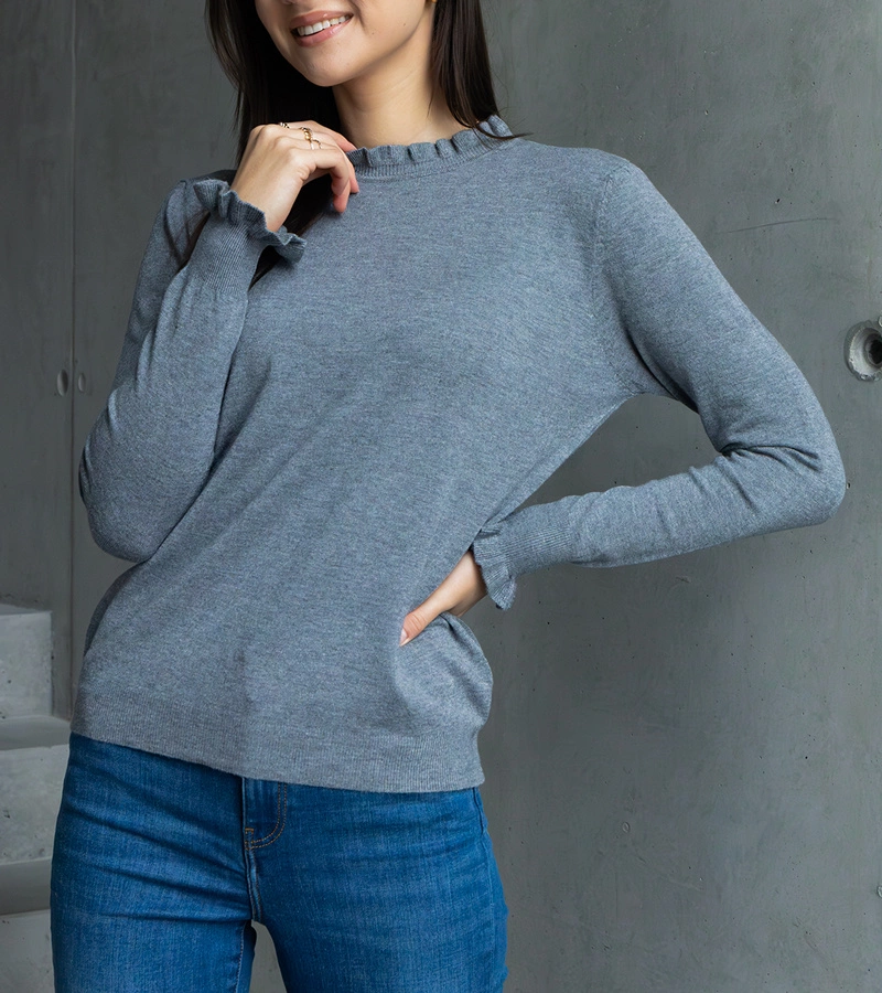 Šedý mäkký sveter zdobený volánikom Luel.