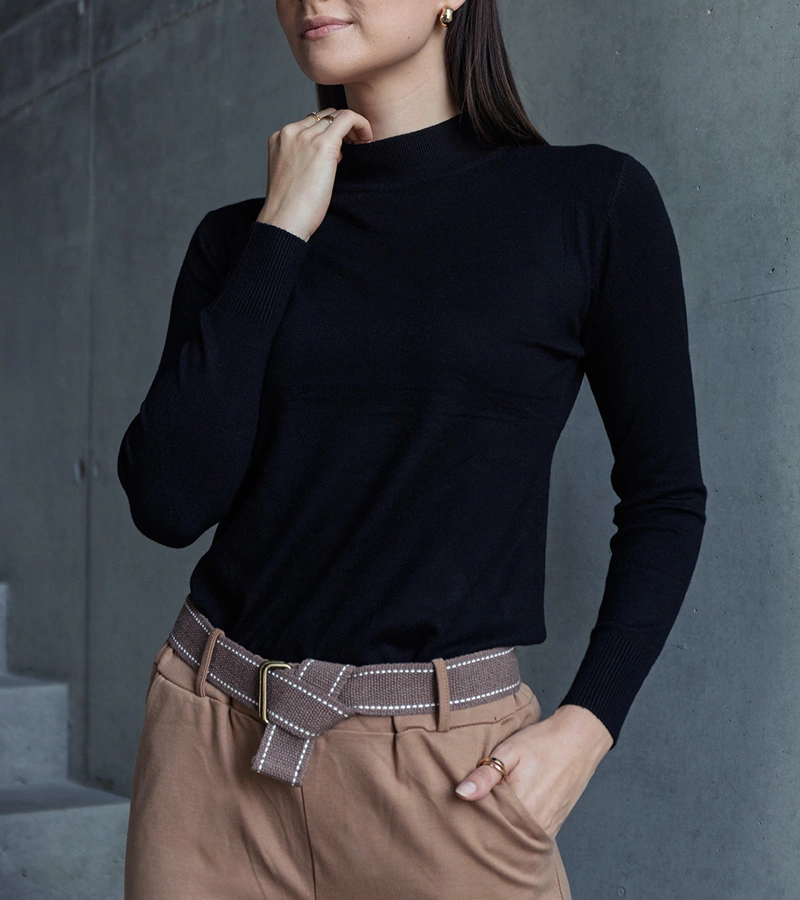 Čierny klasický sveter vo voľnom strihu Essana.