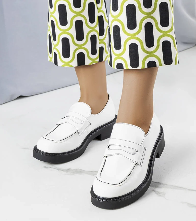 Biele lakované poltopánky Viola