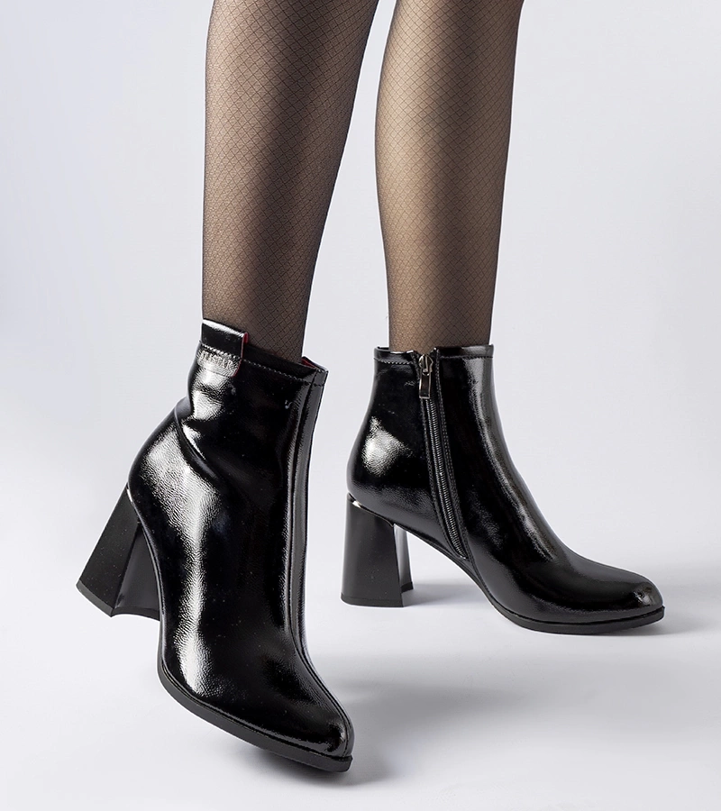 Čierne zateplené lakované čižmy Carcare