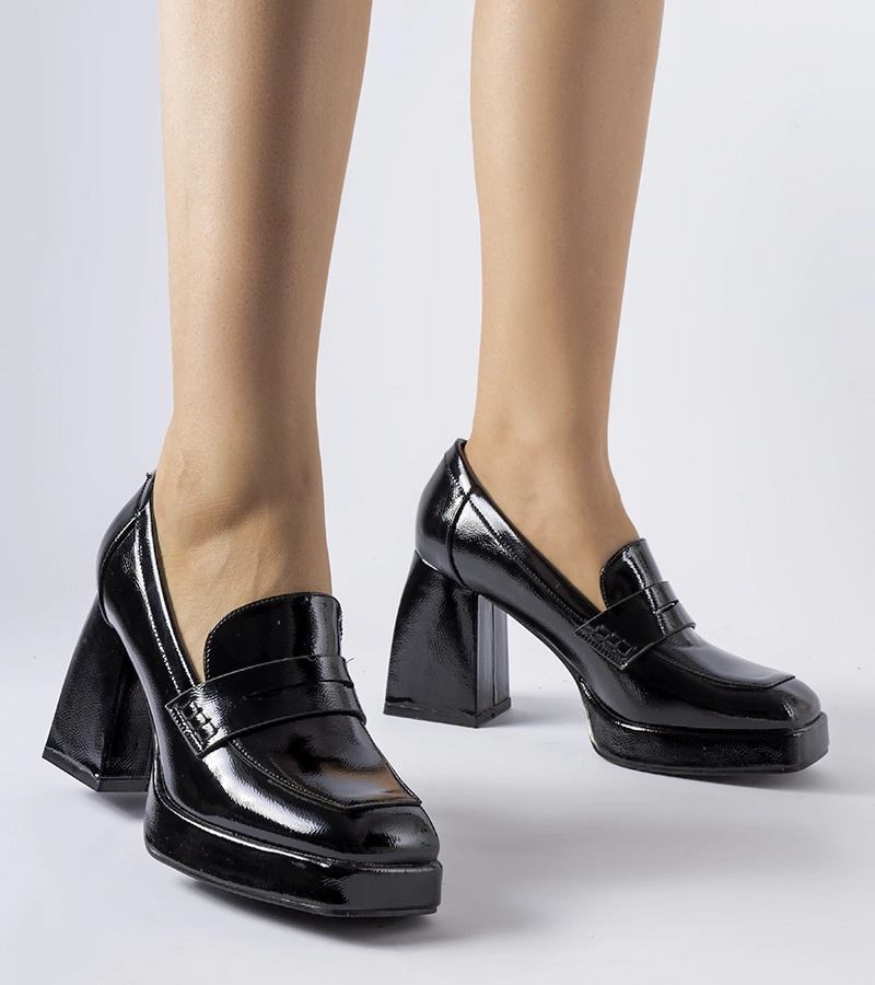 Čierne lakované topánky na podpätku West