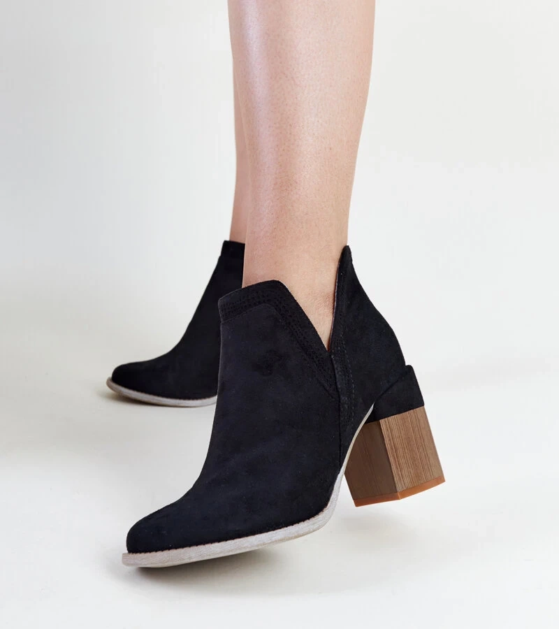 Čierne vystužené asymetrické čižmy na bloku Vanja