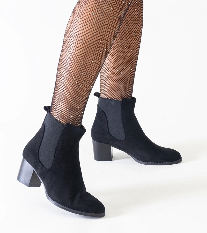 Čierne čižmy na podpätku s elastickými vsadkami z eko-velúru Nadisa