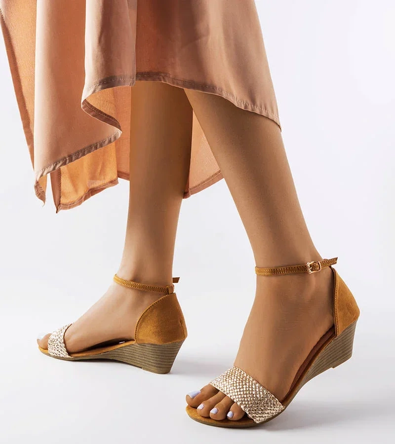 Zlaté sandále na podpätku Veltri