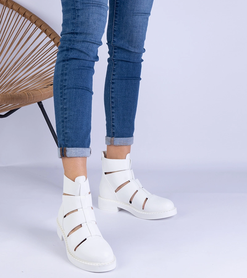 Biele členkové topánky z eko kože s výrezmi na plochom opätku Kalipso