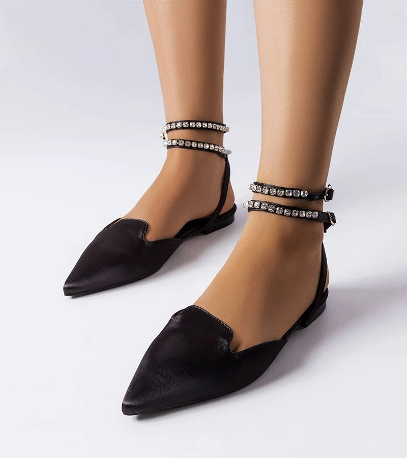 Čierne sandále so saténovým povrchom značky Hewes