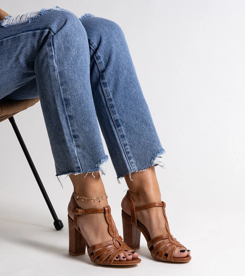 Hnedé sandále na podpätku od Mikaii