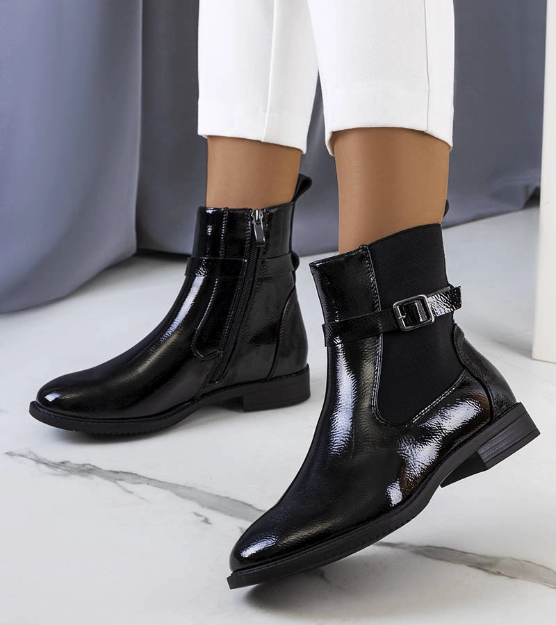 Čierne lakované botki izolované Isonti