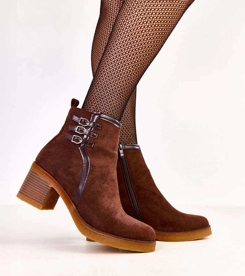 Hnedé členkové topánky na podpätku zdobené prackami Karena