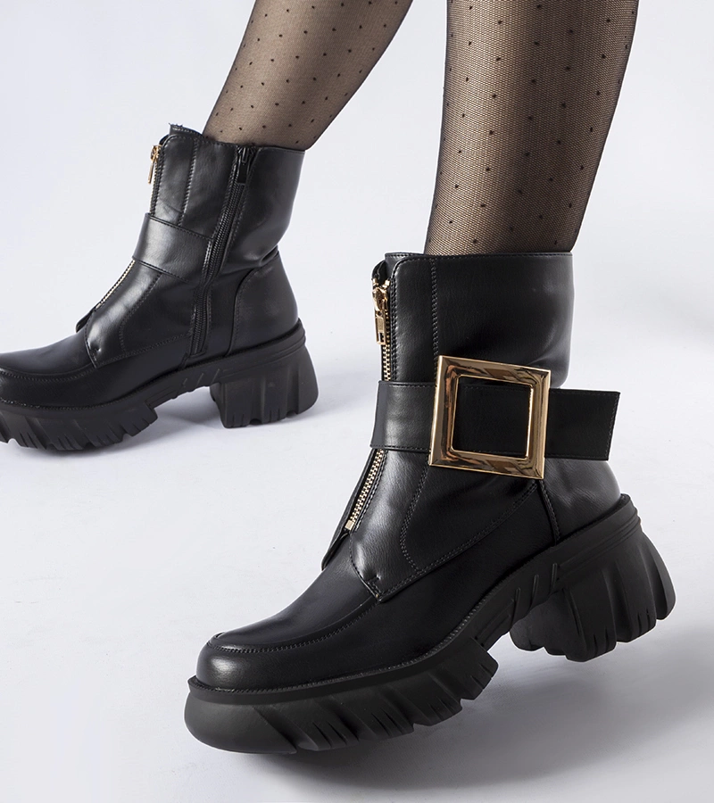 Čierne masívne čižmy s klamierkou Morgan