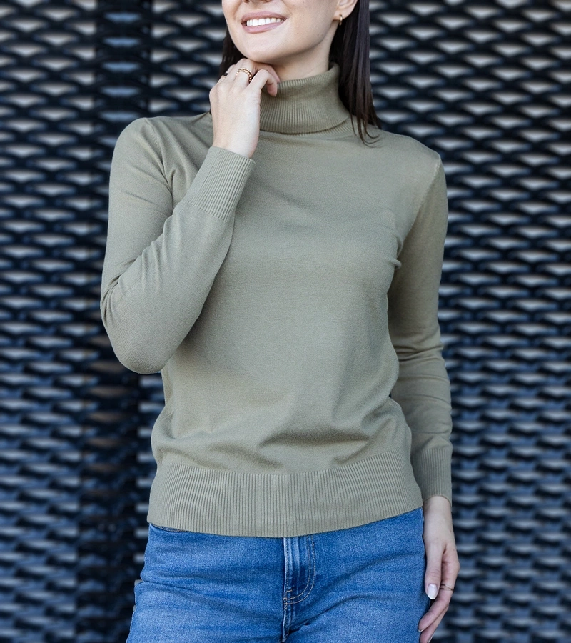 Zelený golf vo voľnom strihu Nida.