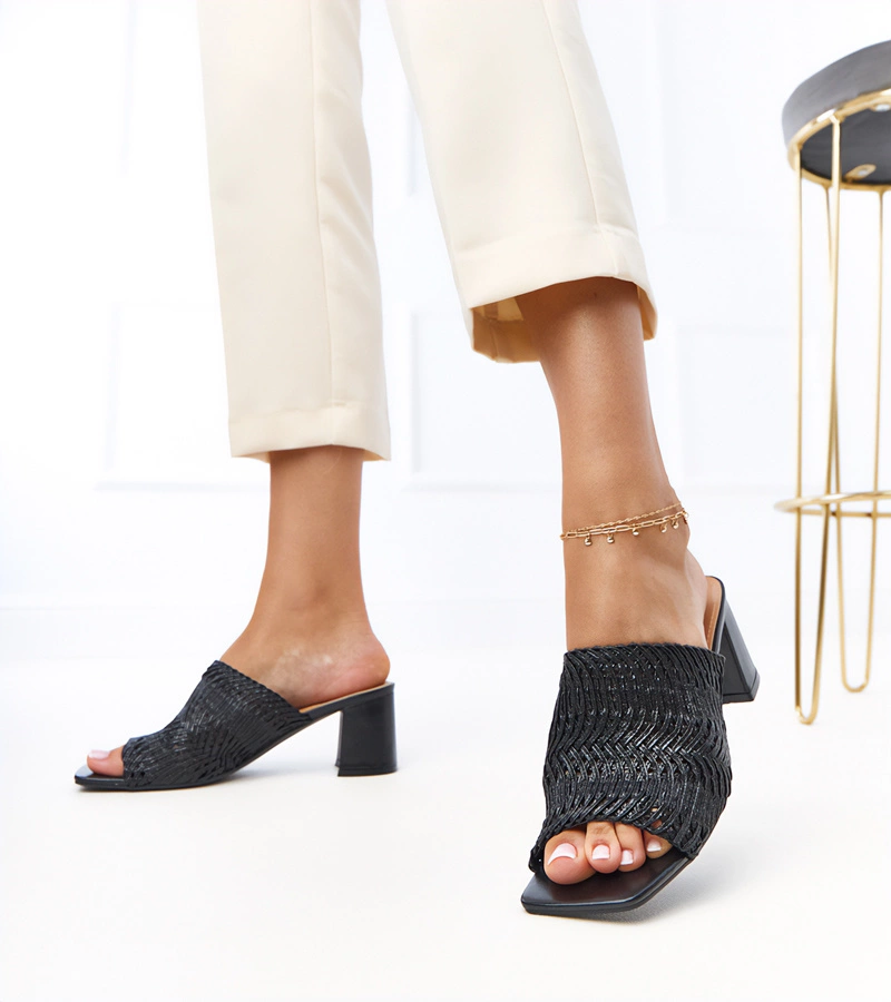 Čierne šľapky na podpätku s pletenými remienkami Gamboa