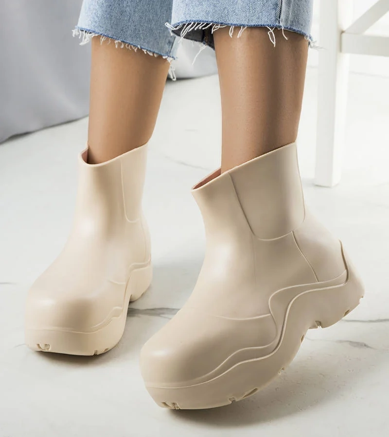 Béžové poltopánky na vysokej podrážke značky Frolo