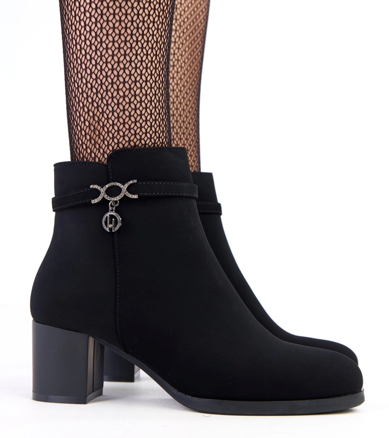 Čierne členkové topánky s ozdobným pásikom z matnej ekokože Vernona