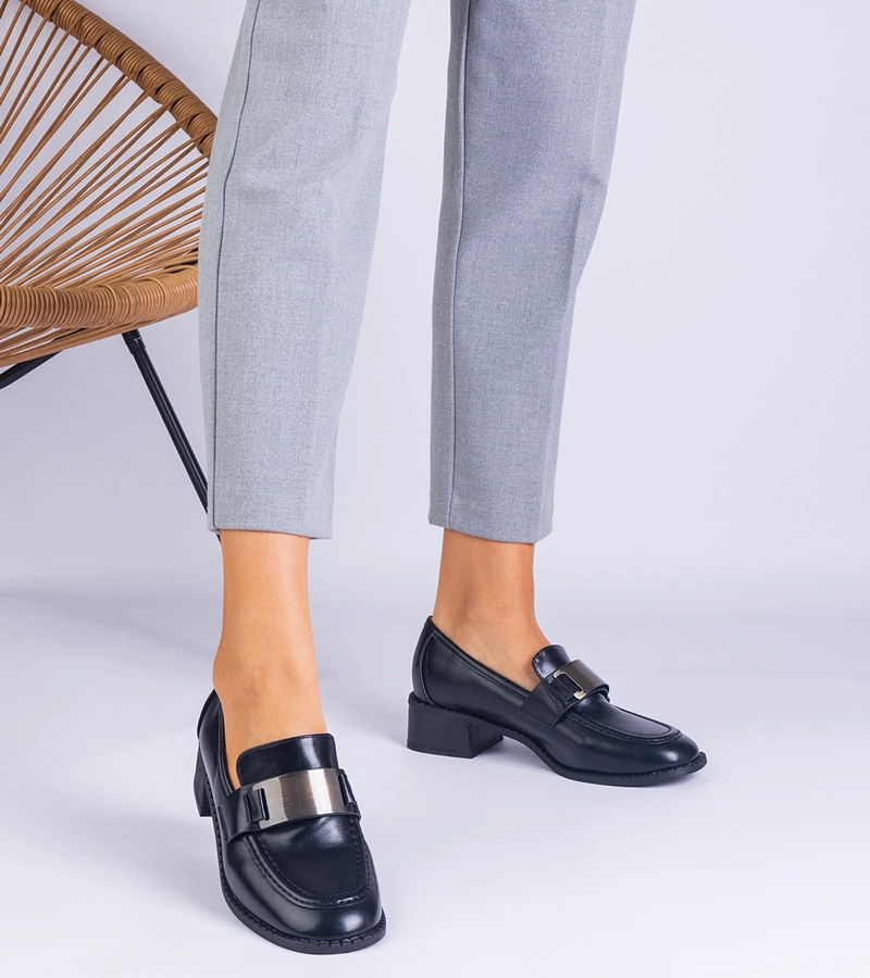 Čierne poltopánky na nízkom podpätku s metalickou ozdobou Lunares