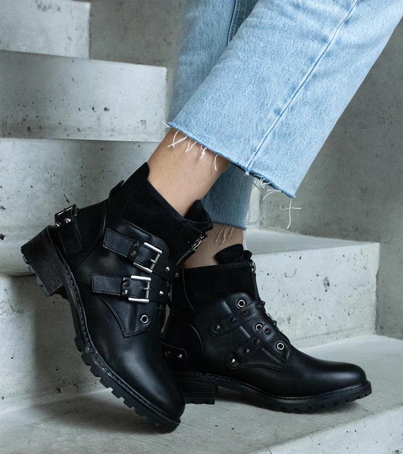 Čierne členkové topánky zdobené cvokmi na plochom opätku Neffa