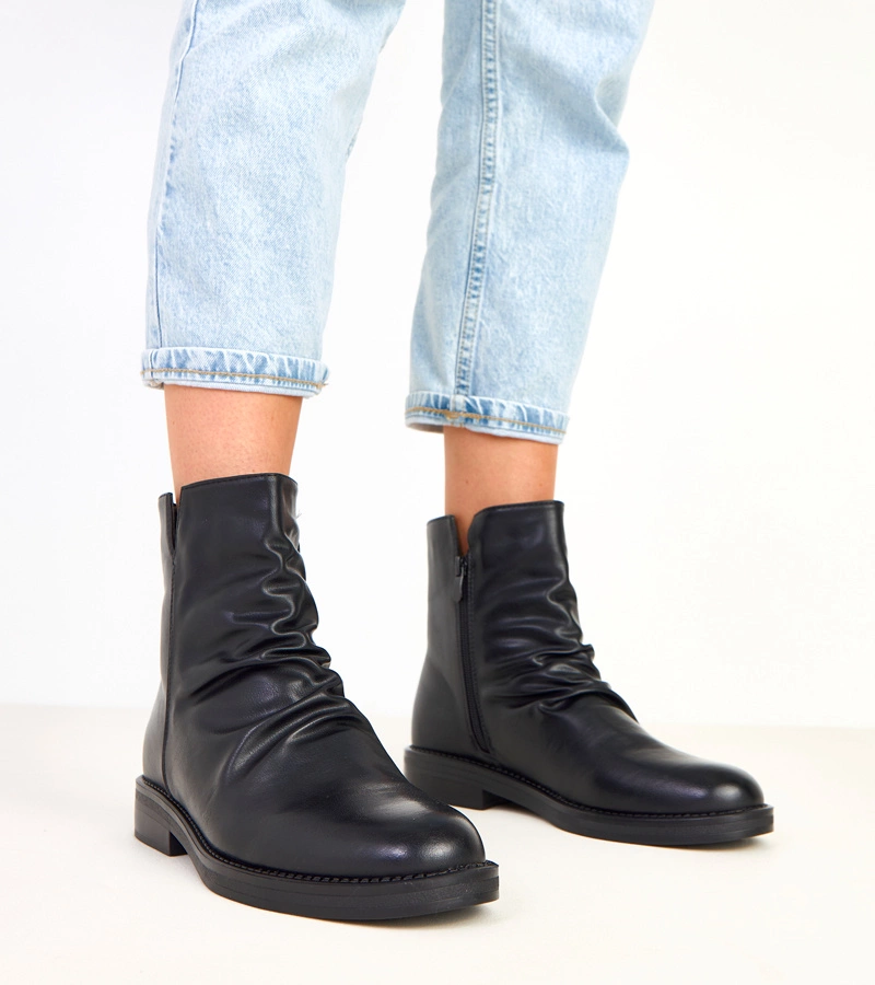 Čierne dámske členkové čižmy s nariasením vpredu Alexis