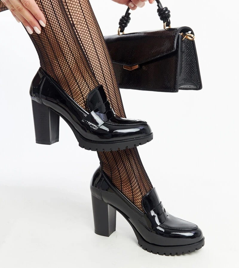 Čierne lakované poltopánky na stĺpiku Licoletta