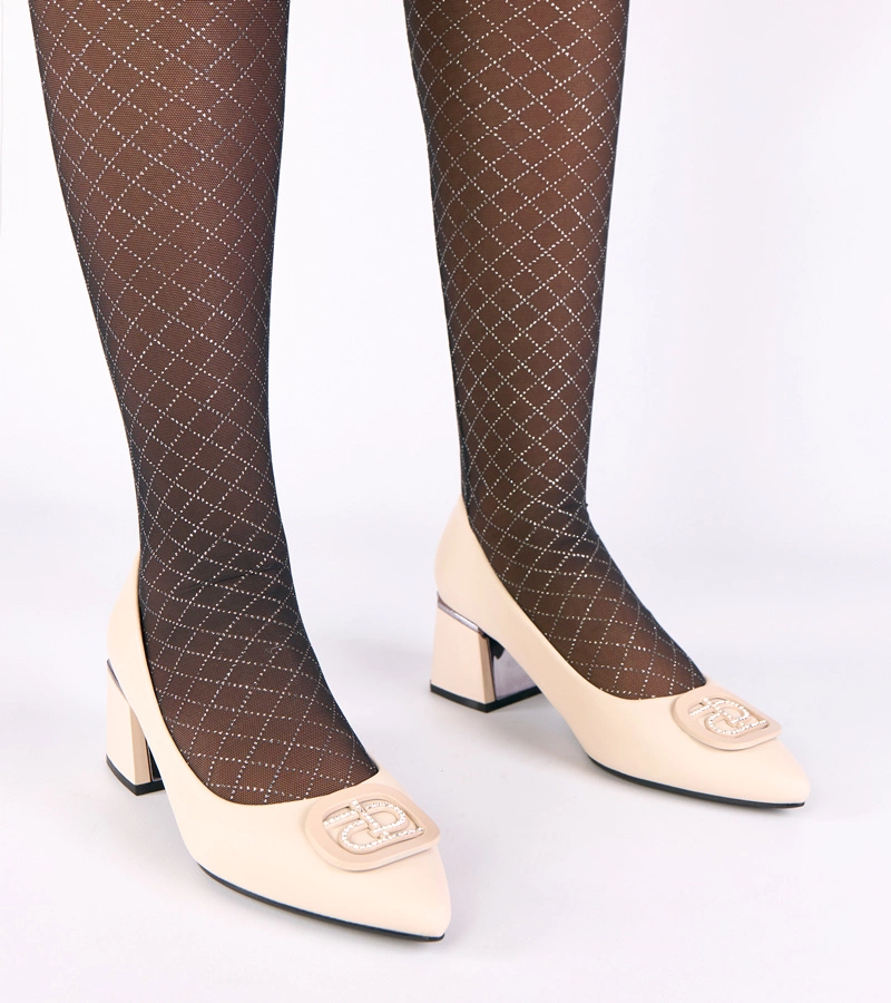 Béžové lodičky na stĺpiku zdobené kamienkami Merla