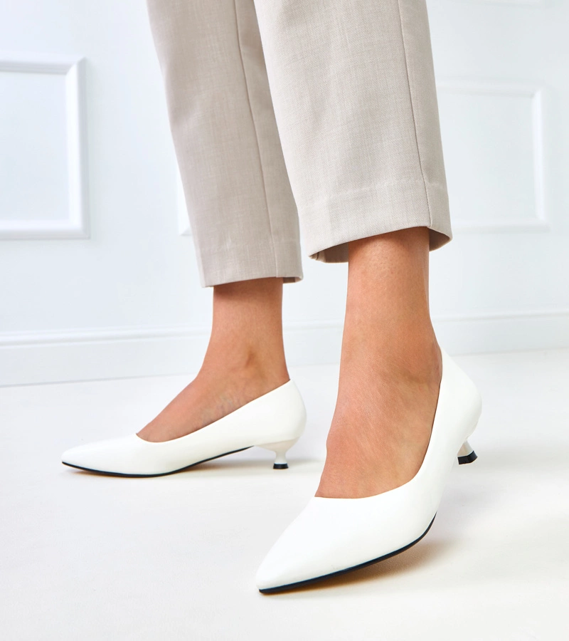 Biele lodičky na nízkom opätku Louise