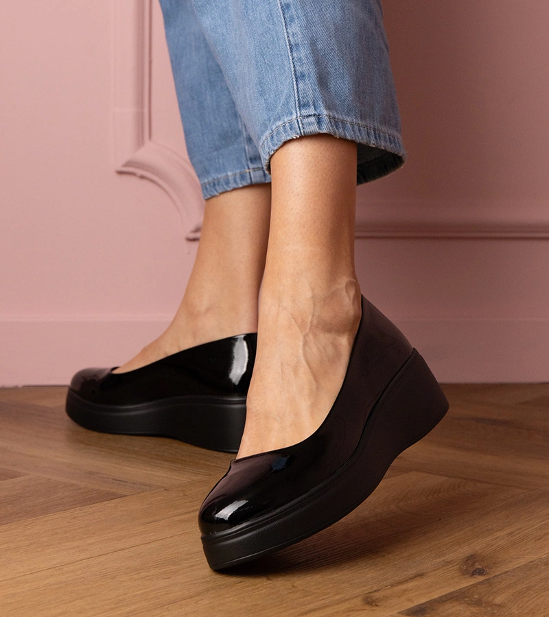 Čierne lakované poltopánky na platforme Nikara