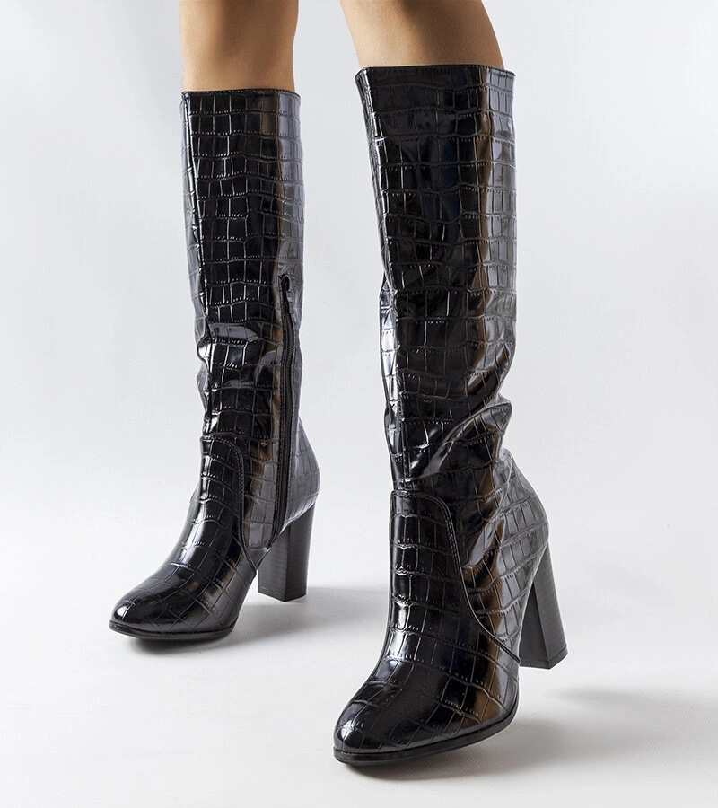 Čierne zateplené topánky s krokodílím vzorom od spoločnosti Medhane