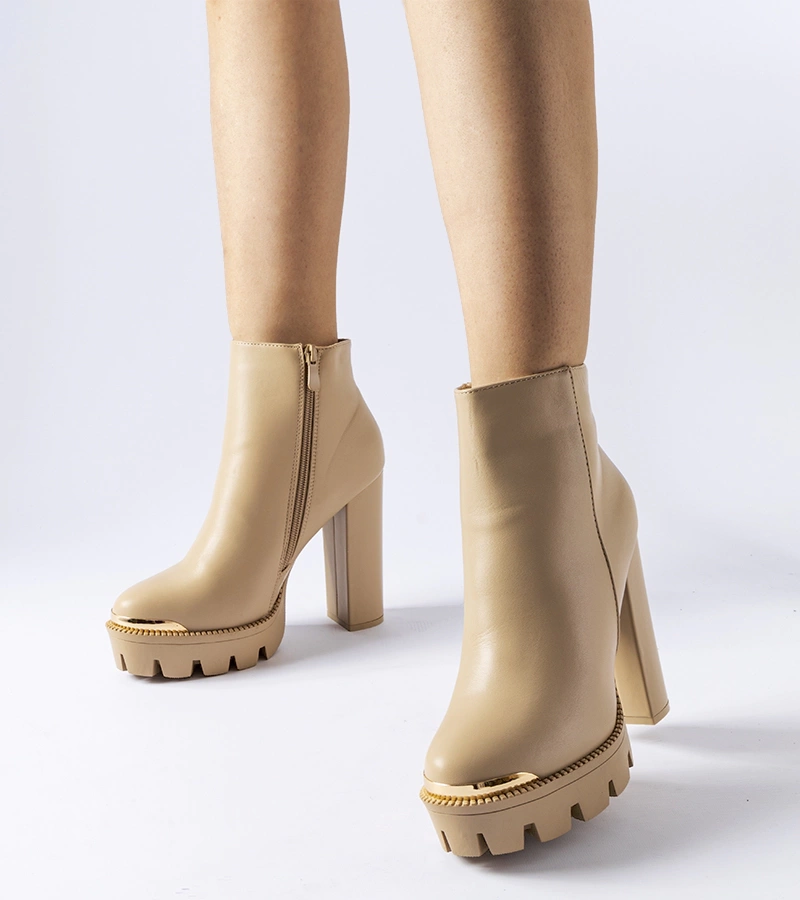 Beige čižmy s ozdobnou špičkou na podpätku Pepe