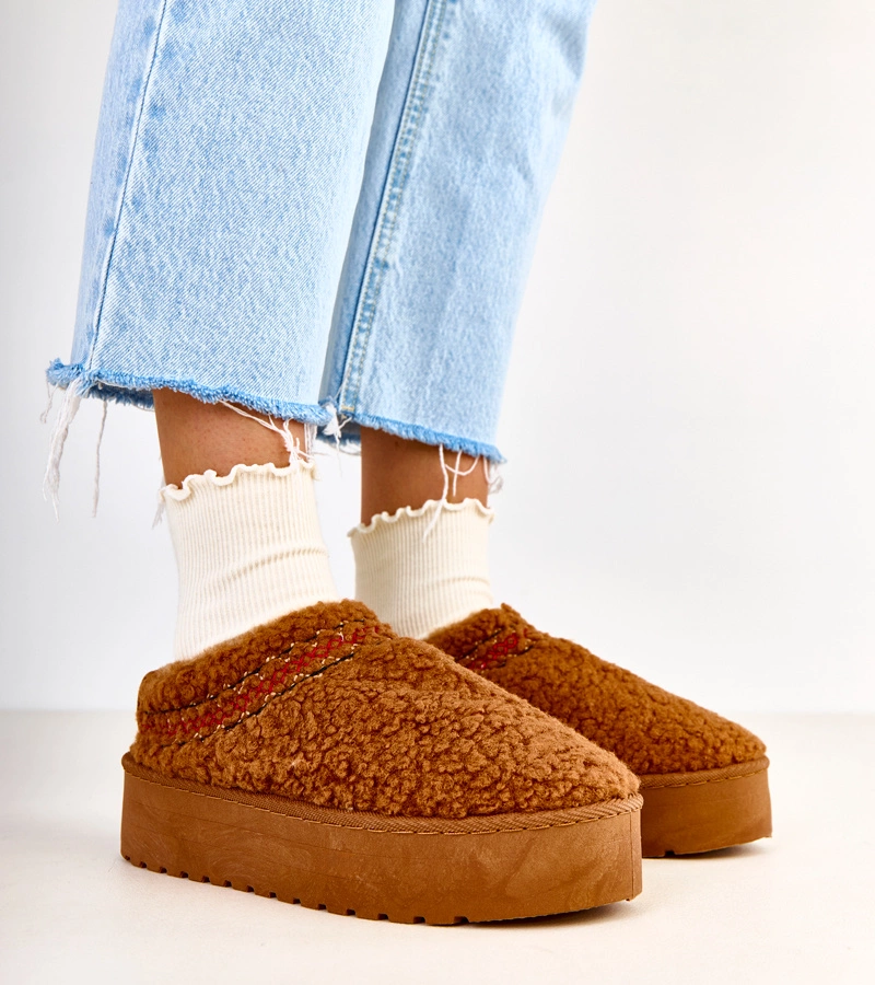 Hnedé nízke snehule na platforme Royana