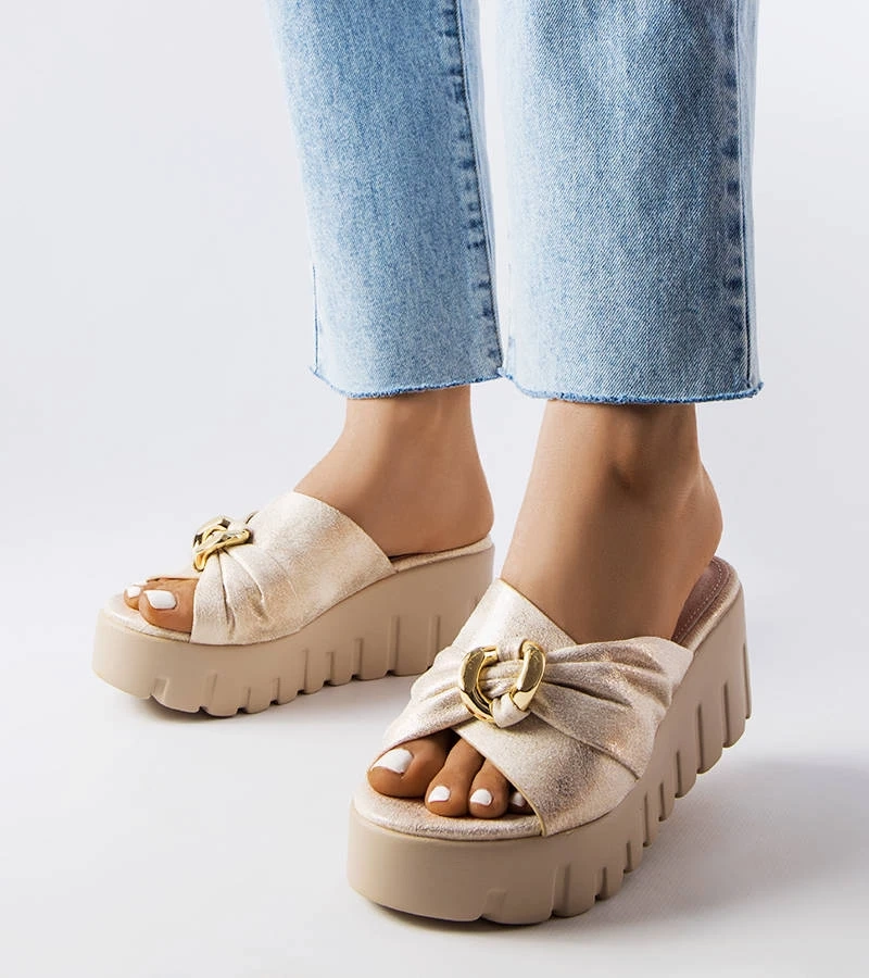 Zlaté dámske žabky Laura na podpätku