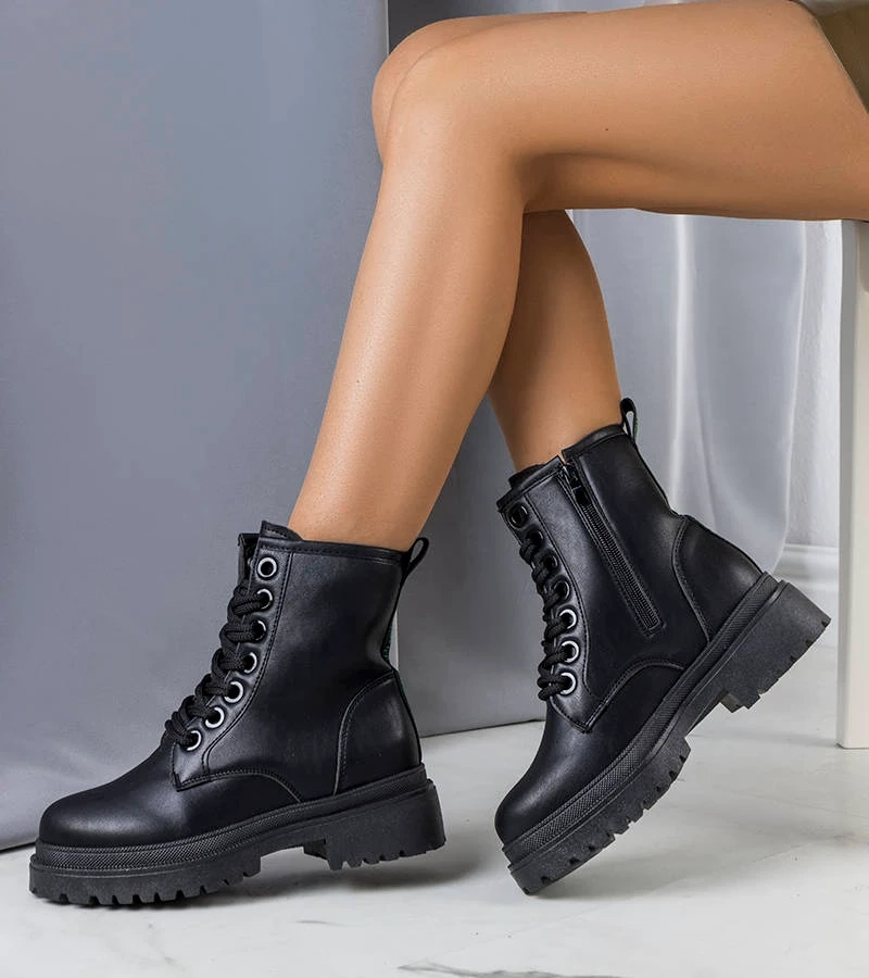 Čierna izolovaná botki Jolene