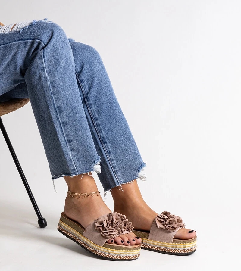 Bežové šľapky ozdobené kvetmi Mehret