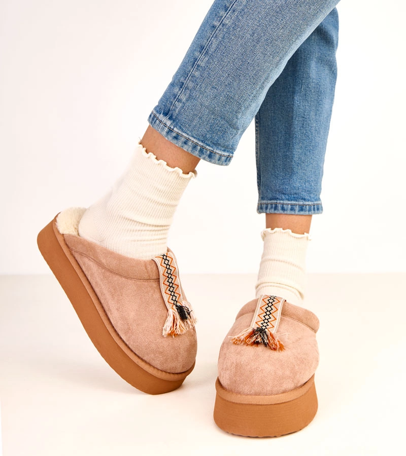 Tmavobéžové uzavreté papuče s farebnou vsadkou Sarah