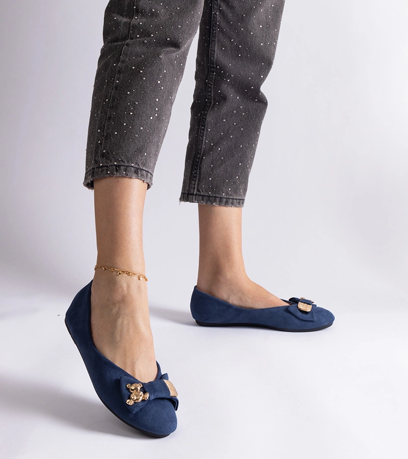 Tmavomodré balerínky zdobené mašľou a brošňou Esdras