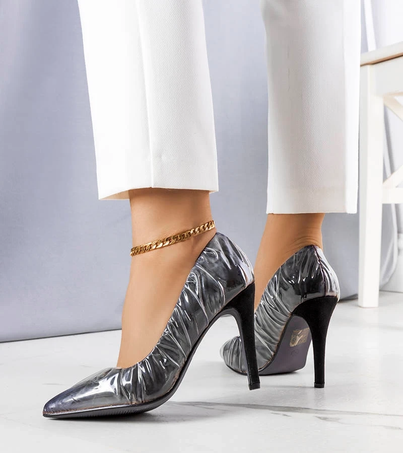 Čierne ihlice čalúnené fóliou Erika