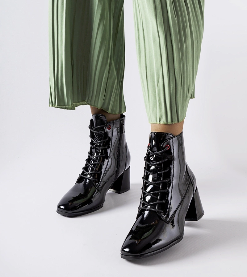 Čierne lakované čižmy na podpätku od Vinceza