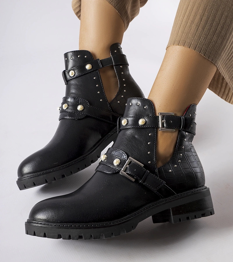 Čierne topánky s výrezom a perlami Asker