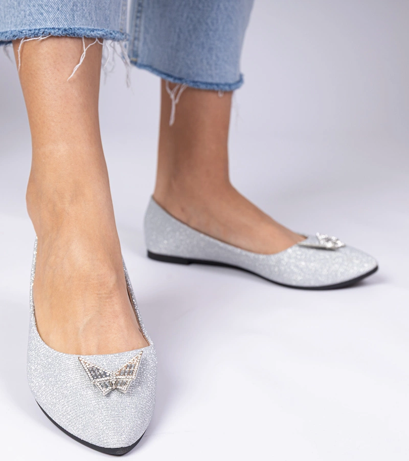 Strieborné dámske balerínky trblietavé s motýlikom Denny