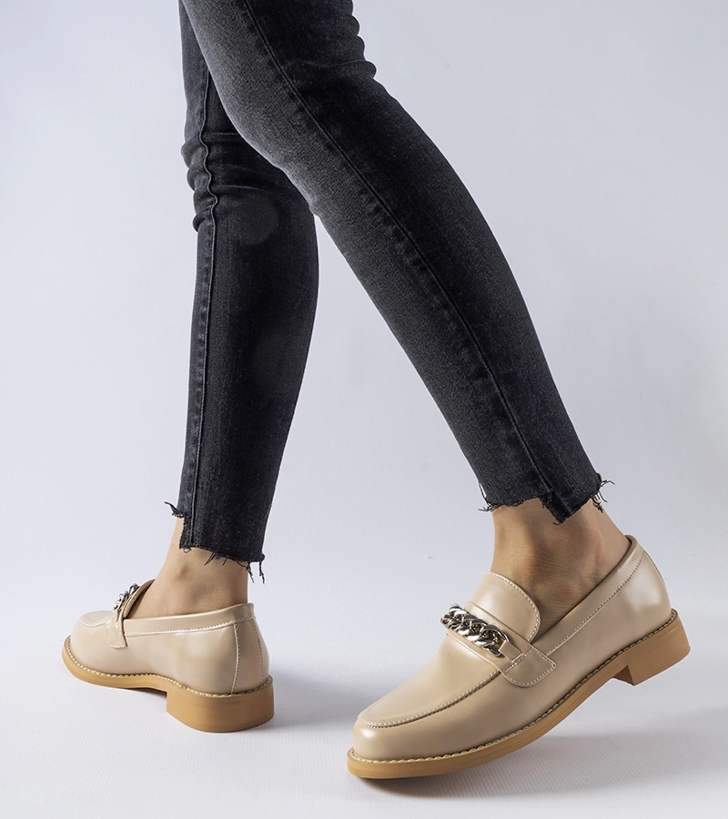 Bežové mokasíny zdobené reťazcom Center