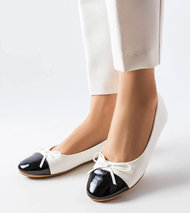 Biele balerínky s lakovaným nosom od Despins