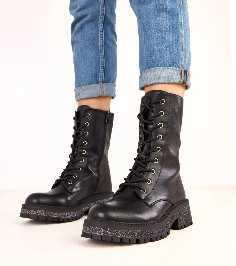 Čierne členkové čižmy na platforme s ozdobnou podrážkou Asevie