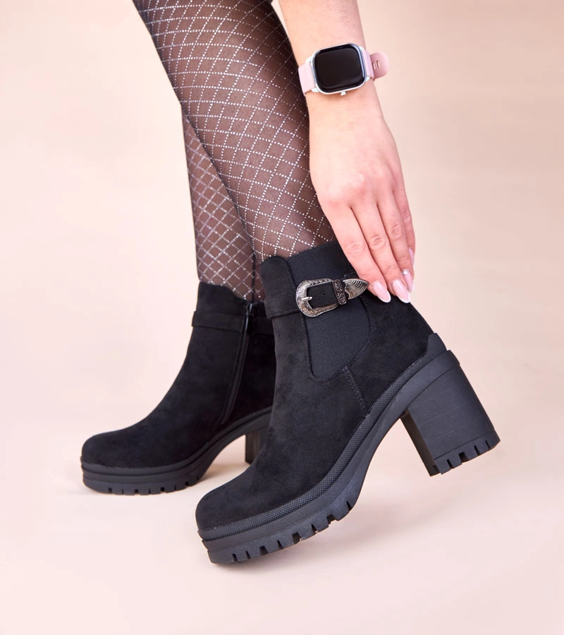 Čierne členkové čižmy na podpätku s ozdobnou prackou Gwella