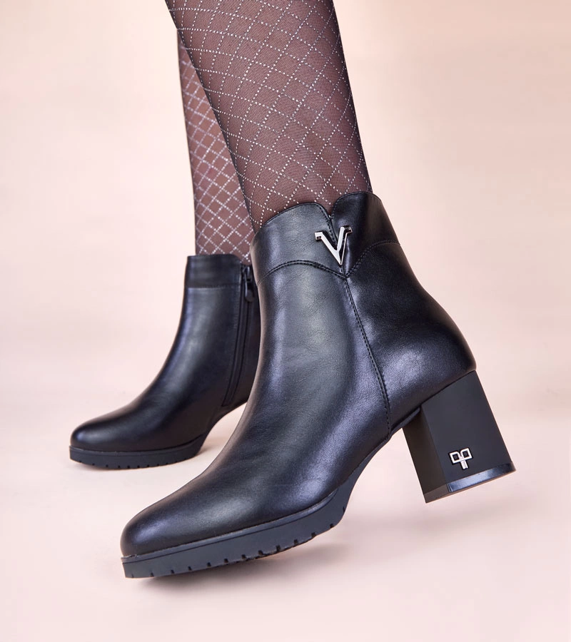 Čierne členkové topánky na podpätku s matným povrchom Ardisa