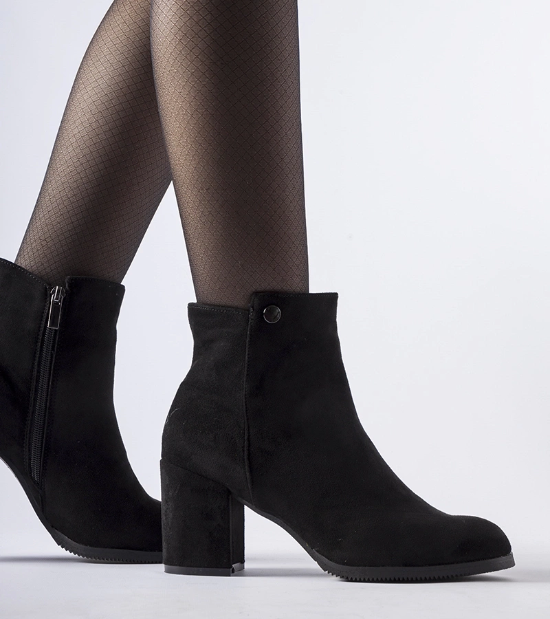 Čierne čižmy na nízkom opätku z eko-zamše Risano