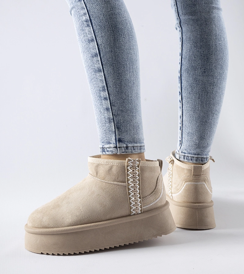 Bežové snehule na platforme Scavi