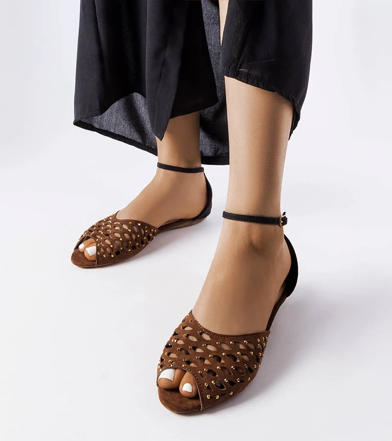 Hnedé ažurové sandále so zirkónmi značky Avice