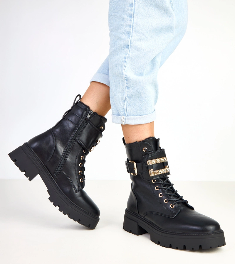 Čierne zateplené členkové topánky na platforme zdobené kameňmi Dajana