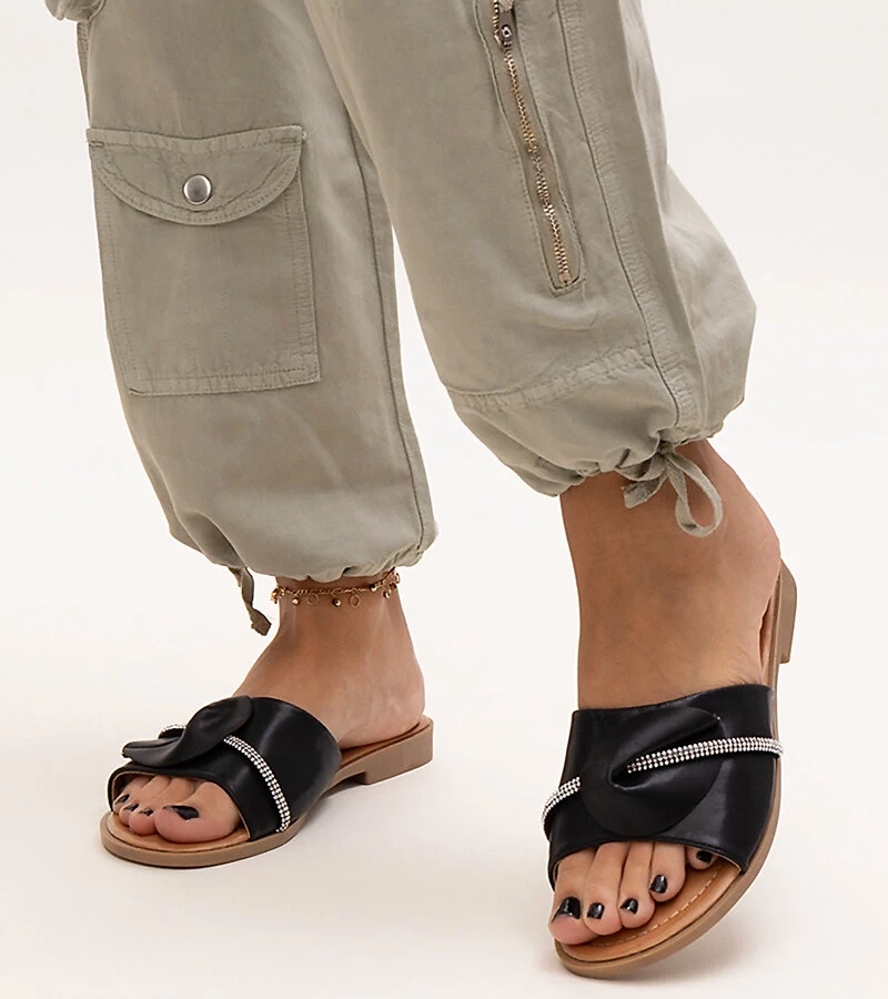 Kapky zdobené pásom zirkónmi Amari